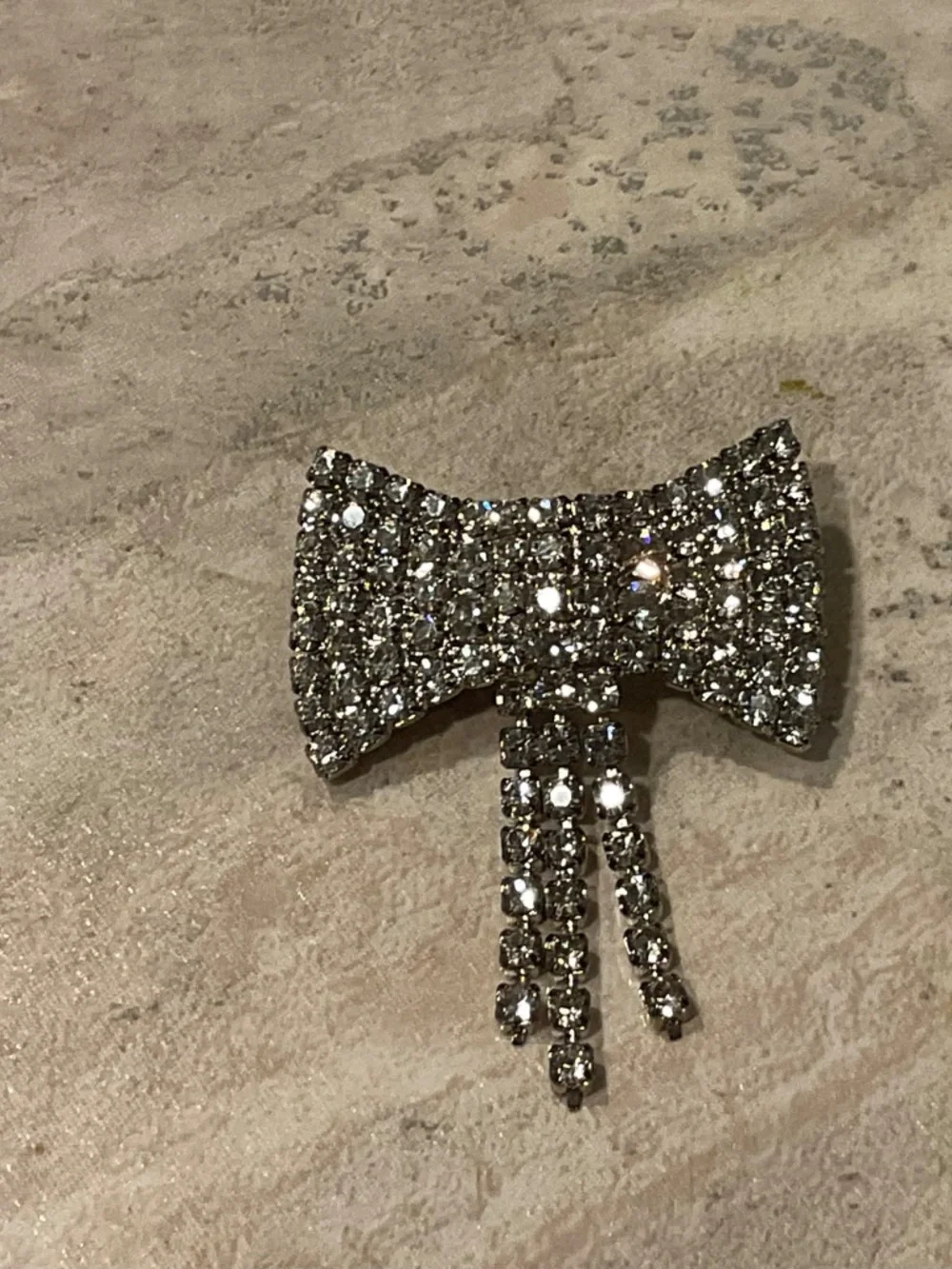 Vintage Rhinestone Bow Brooch Silvertone setting 1.5”